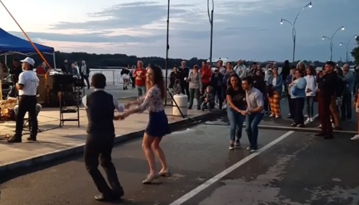 Звуците на суинг край реката повдигнаха настроението у присъстващите Звуците на суинг край реката повдигнаха настроението у присъстващите