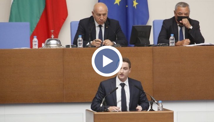 "Разбираме нещата от “фейсбук“, тъй като България има виртуален министър-председател, тъй като го виждаме в социалните мрежи, но не и в Министерски съвет“, заяви Божанков