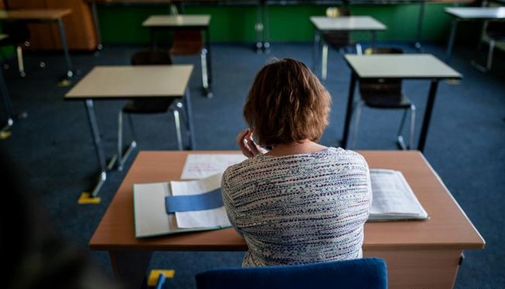 Едната от тях преподава по физическо, а другата по английски език Едната от тях преподава по физическо, а другата по английски език