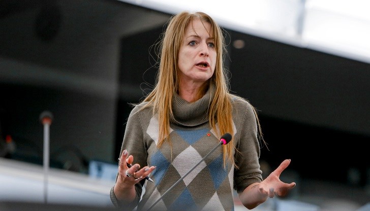 Писна ми ЕС да не предприема действия срещу тях, заяви ирландката Клеър Дейли