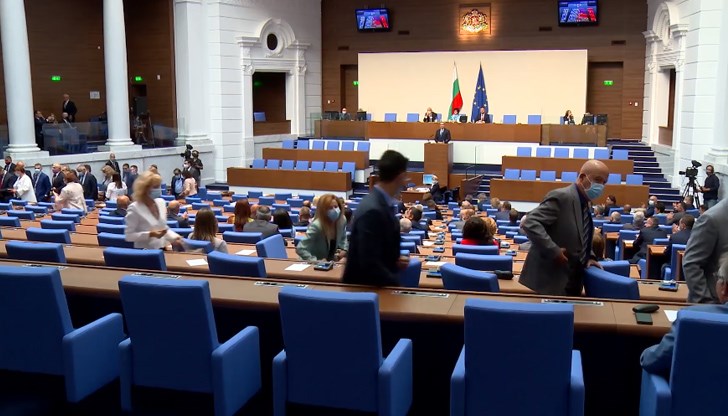 Сурови яйца отвън, сварени - вътре Сурови яйца отвън, сварени - вътре