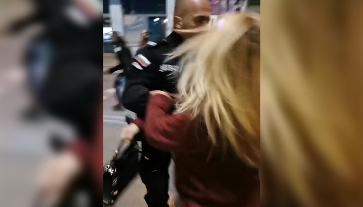 Недоволни граждани чакаха здравния министър пред всички входове на държавната медия Недоволни граждани чакаха здравния министър пред всички входове на държавната медия