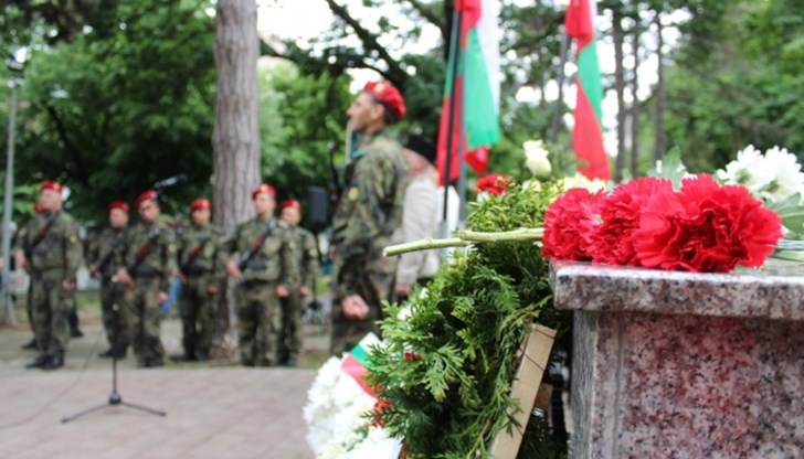 Община Русе кани всички русенци и гости на града на тържествена церемония по полагане на венци и цветя в чест на 112-тата годишнина от обявяването на Независимостта на България