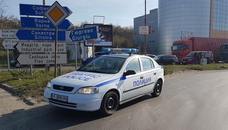Според гражданите служителите на реда са затворили Дунав мост, за да не може да бъде блокиран