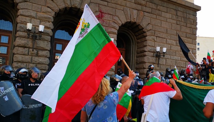 На площада има протестиращи от Русе, Бургас, Перник и други краища на страната