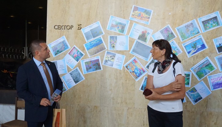Инициативата се провежда по повод Международния ден за защита на озоновия слой, като на 14 септември на същото място бе открита и експозиция с картини и послания на екологична тематика