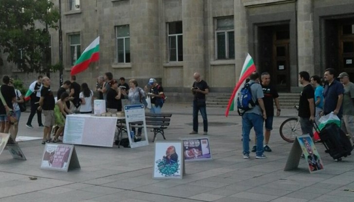 Мястото е пред Съдебната палата в центъра на града Мястото е пред Съдебната палата в центъра на града