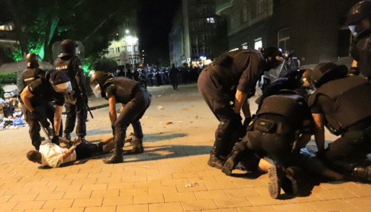 Полицията заема ролята на жертва, въпреки че протестиращите са с голи ръце срещу тежко въоръжените полицаи