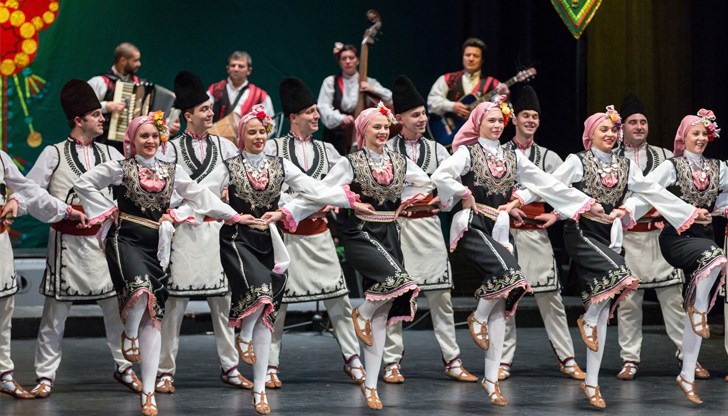 Във връзка с откриването на новия сезон и честването на 60-годишнината си, ФТТ “Найден Киров” обяви и прием на нови танцьори – младежи над 14-годишна възраст