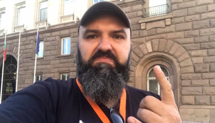 Не ми се карайте. Не ме плашете. Писна ми от тоя заплашителен тон и хич не ми дреме, че сте председател на НС. Ама хич Не ми се карайте. Не ме плашете. Писна ми от тоя заплашителен тон и хич не ми дреме, че сте председател на НС. Ама хич