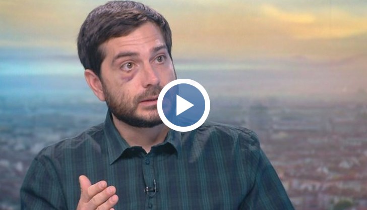 Хвърлиха ме на земята, камерата ми излетя настрани. Двама души стъпиха върху мен. Казах им, че се задушавам