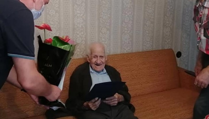 Столетникът има чувство за хумор, тежко чува, но спазва дисциплина на хранене и на живот Столетникът има чувство за хумор, тежко чува, но спазва дисциплина на хранене и на живот