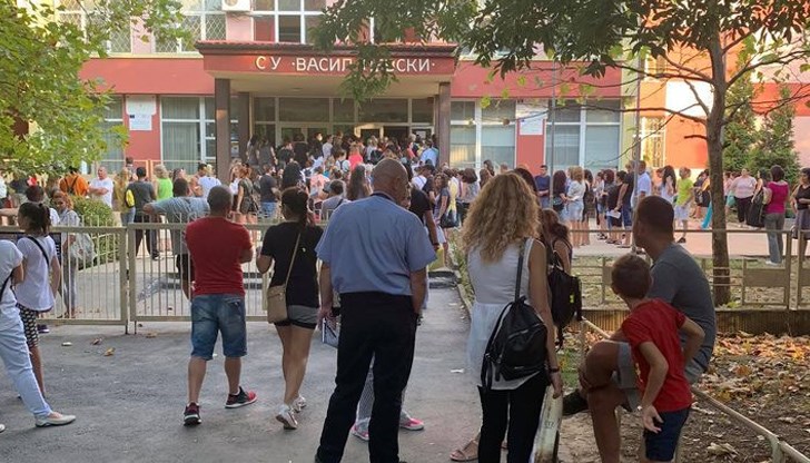 А ние ще се пазим от вирус, а училището децата ни, как точно, че не разбрах!