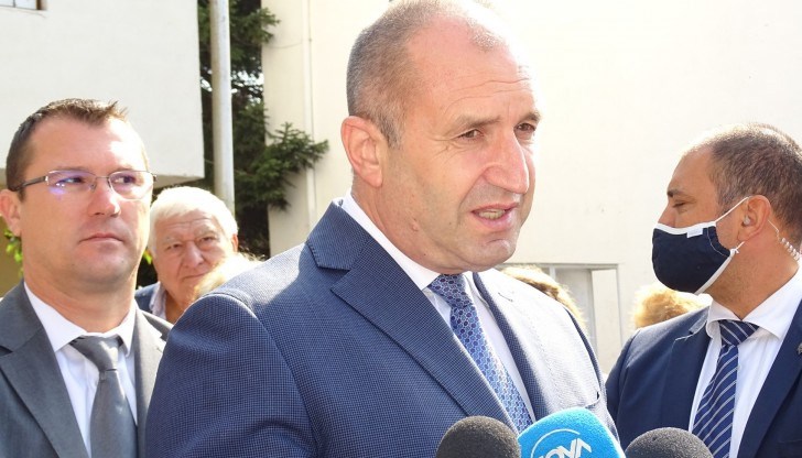 "Всякакво говорене за помирение между президент и правителство и за съставяне на експертно правителство не може да се случи без изчистване на въпросите с корупционните практики във властта", посочи Радев