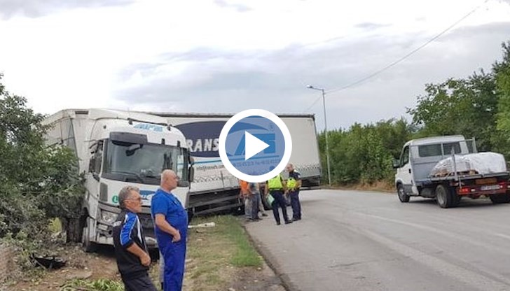 През Поликраище минава пътят Русе - Велико Търново, който е трансконтинентален