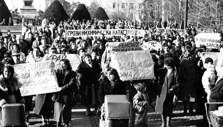 Над 500 души излизат на площад „Свобода” в Русе