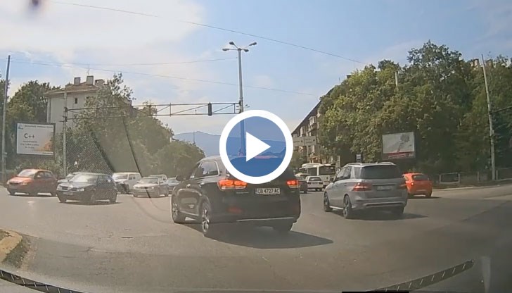 Автомобилът изпреварва по забранен начин колона от коли, след което прави ляв завой при червен светофар