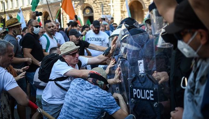 Ди Велт: "Протестите са насочени срещу министър-председателя Бойко Борисов, когото демонстрантите обвиняват в корупция и близост с олигарси“