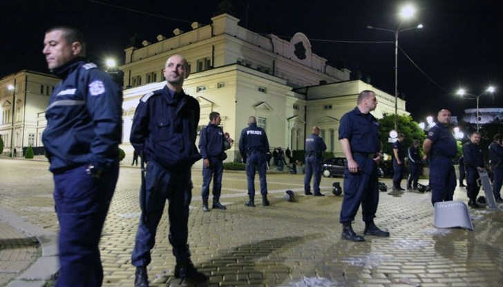 Показване на ранен тестис, тематичен стриптийз, танго на плаца... Показване на ранен тестис, тематичен стриптийз, танго на плаца...