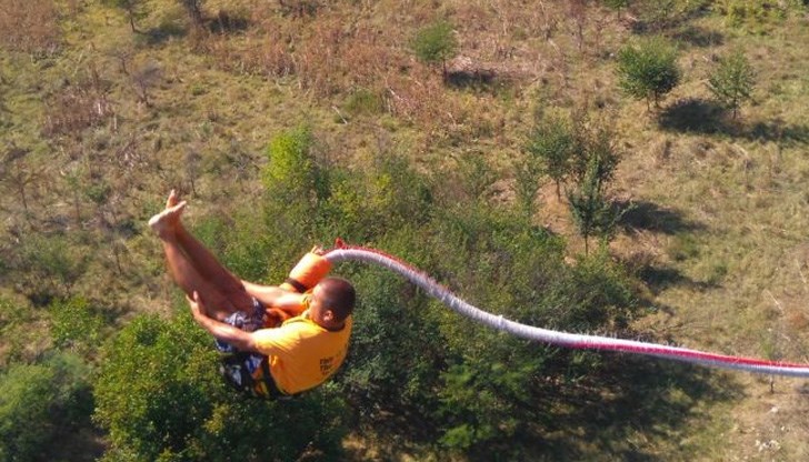 Меркалии събираха смелост да скочат с бънджи Меркалии събираха смелост да скочат с бънджи