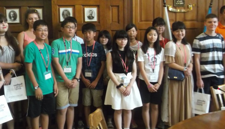 Актуално допитване сочи, че през юли всеки втори учител в Япония е положил най-малко по 80 часа извънреден труд