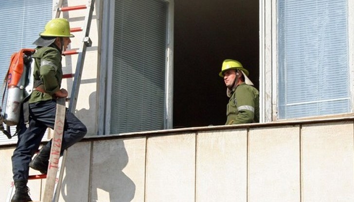 Пожарникарите веднага реагирали и със сглобна стълба успели да достигнат апартамента на втория етаж