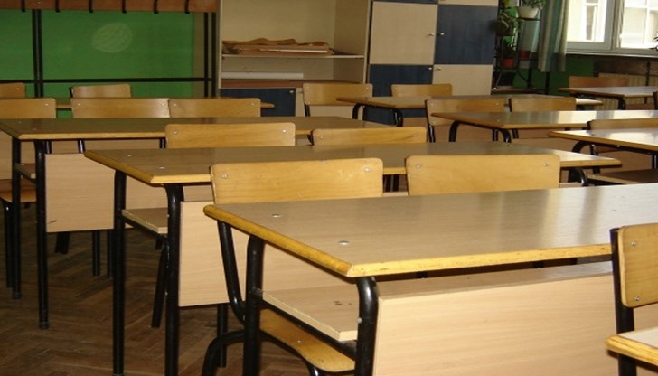 Едното момче е в 11 а клас, който беше поставен под 14-дневна карантина на 16 септември. Второто момче е в 10 з клас. Паралелката се поставя под 14-дневна карантина