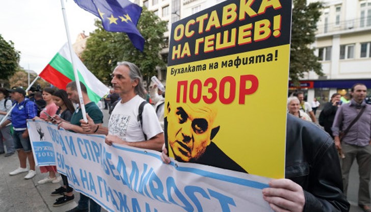 От „Млада България“ разлепиха плакати с 6-те въпроса на Европейския парламент към главния прокурор Иван Гешев, на които той не е отговорил