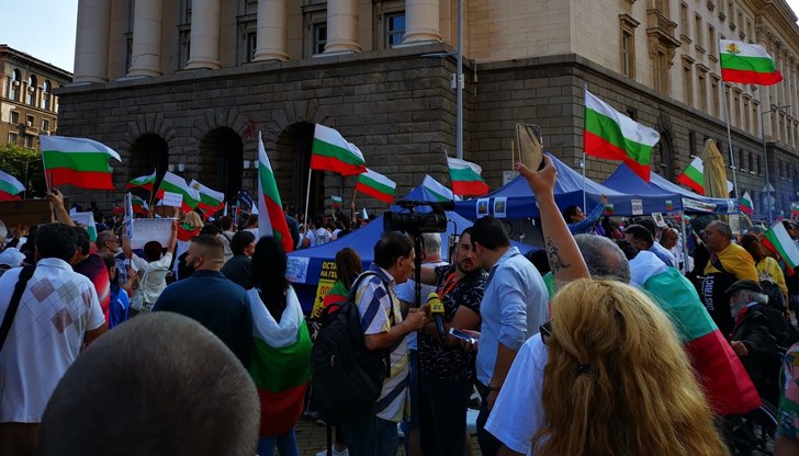 Протестиращите отново блокираха движението по булевардите "Цар Освободител" и "Дондуков" Протестиращите отново блокираха движението по булевардите "Цар Освободител" и "Дондуков"