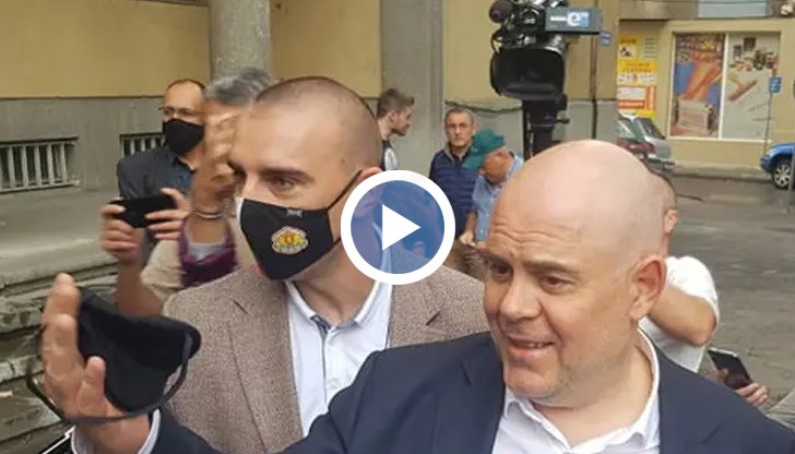 Главният прокурор отказа да отговаря на въпросите на журналистите, да разговаря с гражданите и побърза да се качи в автомобила си и да си тръгне