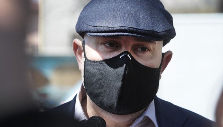 Двойна охрана има Гешев. Когато си е вкъщи, той е охраняван веднъж от НСО (които пазят целия комплекс), и веднъж от личната си охрана от Бюрото за защита на свидетелите Двойна охрана има Гешев. Когато си е вкъщи, той е охраняван веднъж от НСО (които пазят целия комплекс), и веднъж от личната си охрана от Бюрото за защита на свидетелите