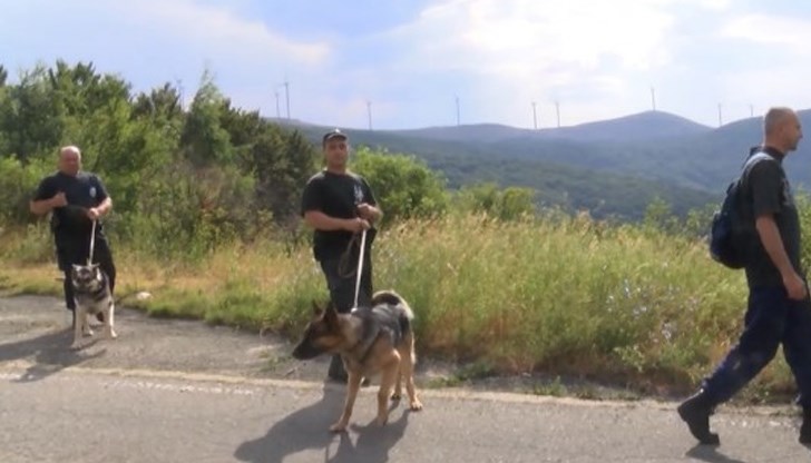 Полицаи и следови кучета издирват детето, което е на 2 г и 7 месеца Полицаи и следови кучета издирват детето, което е на 2 г и 7 месеца