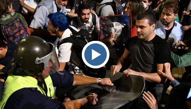 Във видеото виждате кадри от снощните сблъсъци на протестиращи с полицията, пуснати в Yotube страницата на МВР
