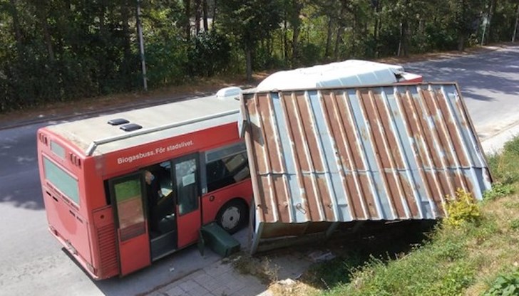 След инцидента шофьорът огледал за щети по автобуса и потеглил по маршрута си