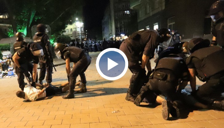 Любителско видео, в което се чуват виковете на Кенаров „Журналист съм“, докато полицаи го отвеждат (12:43)