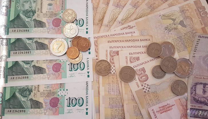 В условията на кризата, породена от коронавируса, банките в България не престават да покачват таксите за услугите си