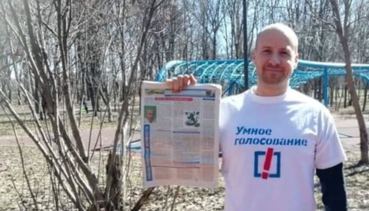 Евгений Чупов е 41-годишен преподавател по английски език от Русия. Води блог, в който критикува местните власти и активно се занимава с обществена дейност