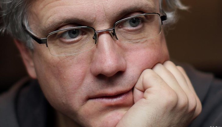 Правдолюб Иванов е художник-авангардист, преподавател в Художествената академия и едновременно с това едно от лицата на протеста Правдолюб Иванов е художник-авангардист, преподавател в Художествената академия и едновременно с това едно от лицата на протеста