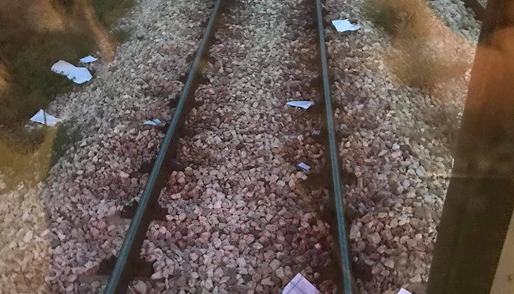 Разхвърлените листи по жп линията показват кредитни задължения