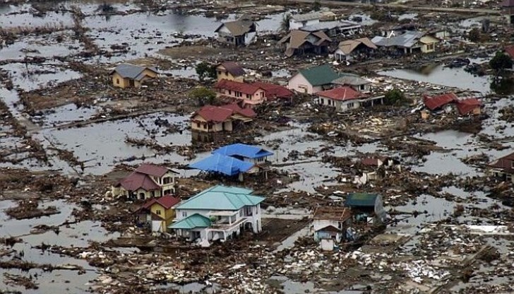 Момчето е било на пет години, когато на 26 декември 2004 г. цунамито връхлетяло върху селото му Момчето е било на пет години, когато на 26 декември 2004 г. цунамито връхлетяло върху селото му
