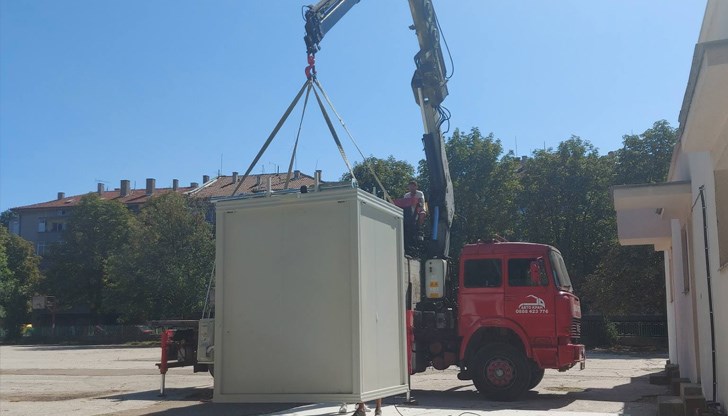 Мониторинговите станции са поставени в дворовете на ОУ „Олимпи Панов“ и ОУ „Алеко Константинов“ Мониторинговите станции са поставени в дворовете на ОУ „Олимпи Панов“ и ОУ „Алеко Константинов“