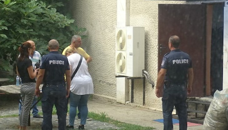 Обикновено подобни съоръжения се използват само за товари, но тримата работници са се качили, за да не изкачват стълби