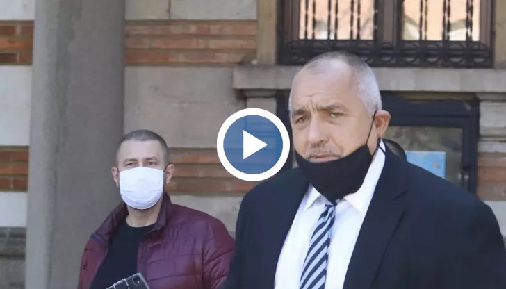 Прави впечатление, че все по-често има и хора, които носят маски, но по неправилен начин - под носа или под брадичката, сред тях е и премиерът Бойко Борисов