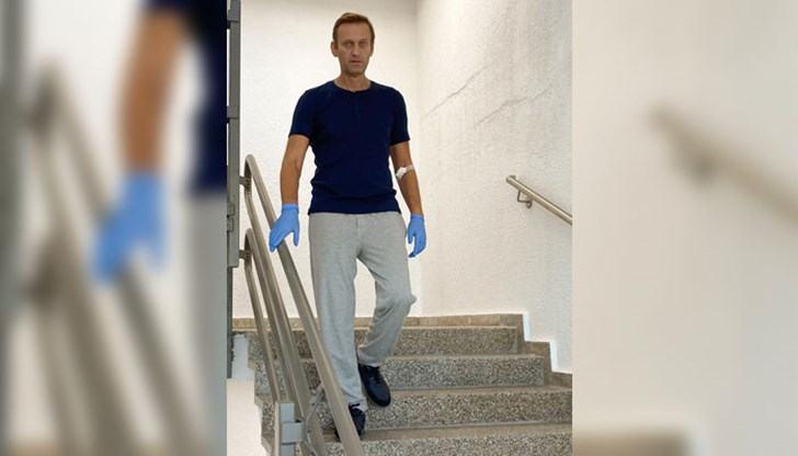 Телефонът в ръцете ми го усещам безполезен като камък, а това да успея да си налея чаша вода е пълен абсурд Телефонът в ръцете ми го усещам безполезен като камък, а това да успея да си налея чаша вода е пълен абсурд