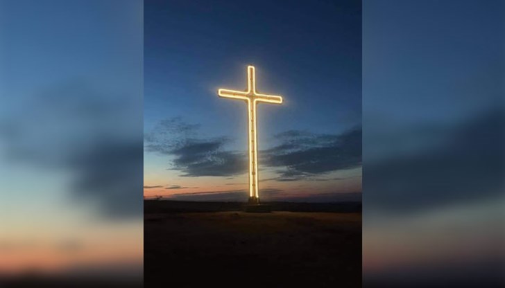 Кръстът се вижда от целия град и е гордост за жителите на общината Кръстът се вижда от целия град и е гордост за жителите на общината