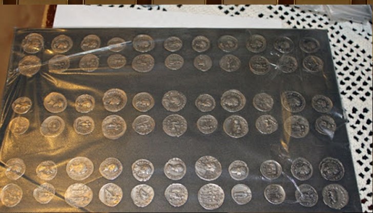 Полицаите открили пет класьора с общо 209 монети, торби с над 1000 обекта с вид на културно-исторически ценности, между които фрагменти, апликации и върхове на стрели
