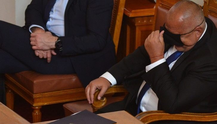 Според Енчев Бойко Борисов е изнудван чрез снимките, като целта е не детронирането му от власт, а печеленето на милиарди лева от изнудване