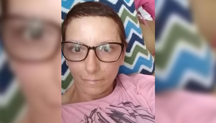 Жената едва изхранва малкото си дете поради тежкото си здравословно и финансово състояние