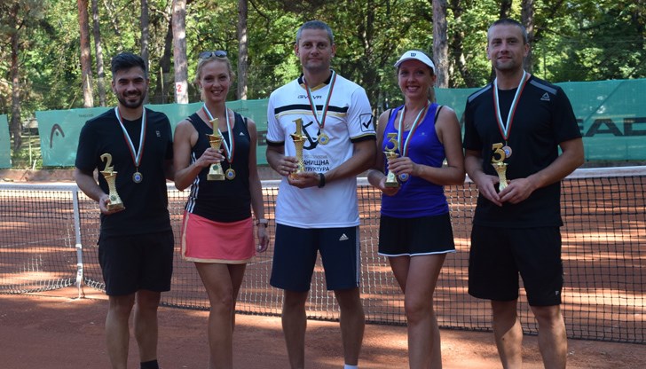 В него вземат участие любители на спорта, а не професионални играчи