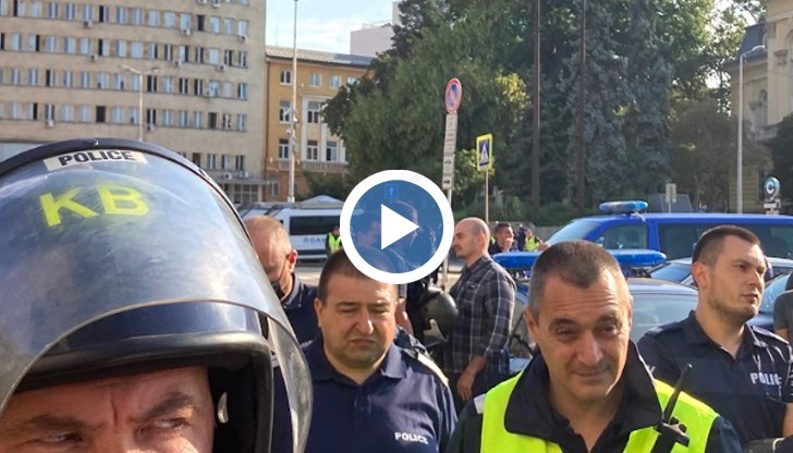 Служителите на реда избутват журналисти от кордоните, въпреки представяните прескарти
